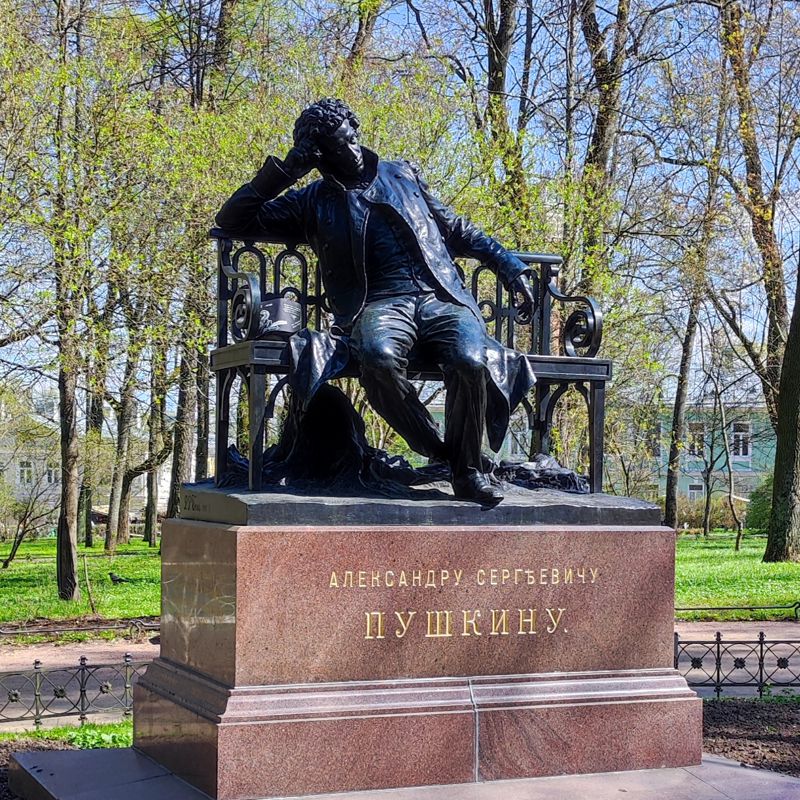 Памятник Пушкину - тур в Питер